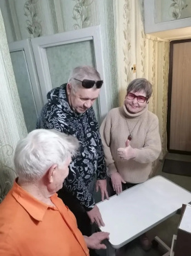 Стол прикроватный медицинский для лежачих больных облегчает уход 