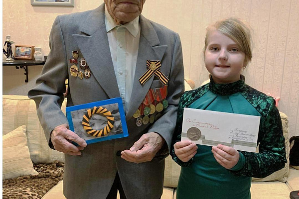 Поздравление ветеранов Великой Отечественной войны, подопечных АНО СОН «Опора», воспитанниками отделения психолого-педагогической помощи ГБУ СО «Центральный ЦСОН» стало доброй традицией